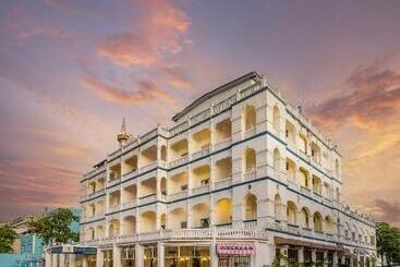 בית מלון כפרי Sentrim Castle Royal