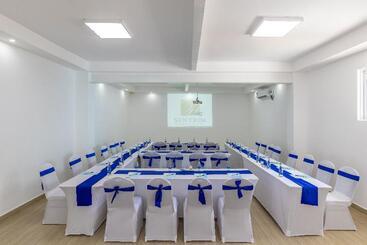 هتل Sentrim Castle Royal