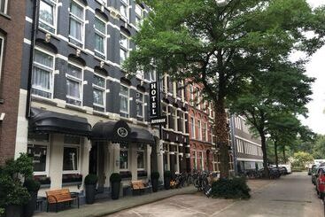 هتل Asterisk, A Family Run