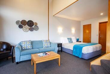 Cascades Lakefront Motel