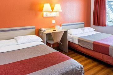 Motel 6bakersfield, Ca  Convention Center