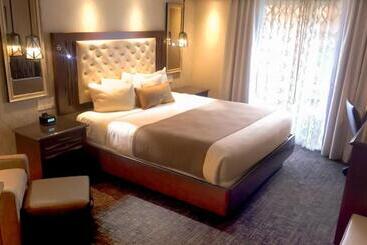 Eden Resort And Suites, Bw Premier Collection