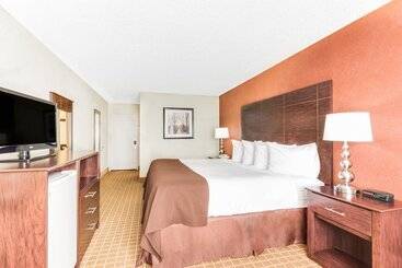هتل Baymont By Wyndham Midland Airport