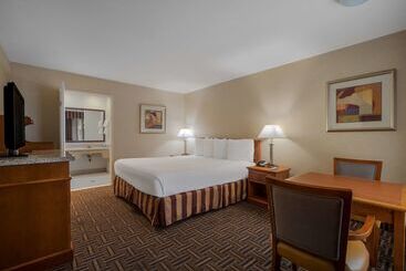 هتل Best Western Norwalk Inn
