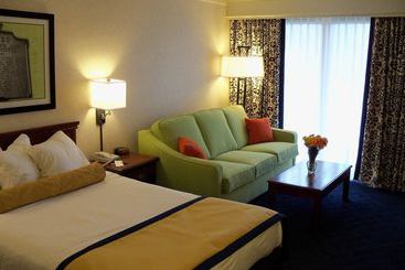 هتل Cavalier Inn At The University