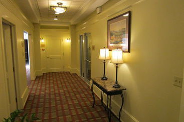 هتل Cavalier Inn At The University