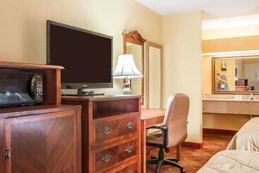 בית מלון כפרי Clarion Inn & Suites University Center