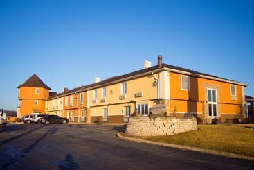 هتل Days Inn & Suites By Wyndham Coralville / Iowa City