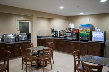 هتل Days Inn & Suites By Wyndham Coralville / Iowa City