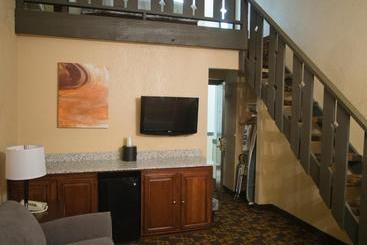 هتل Days Inn & Suites By Wyndham Coralville / Iowa City