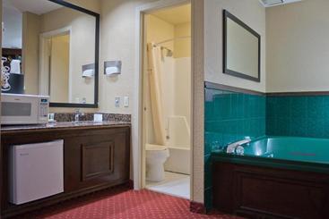 هتل Days Inn & Suites By Wyndham Coralville / Iowa City