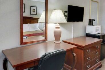 هتل Rodeway Inn Conference Center El Dorado