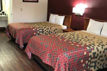 هتل Econo Lodge Inn & Suites Central