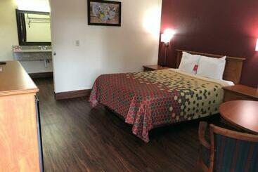هتل Econo Lodge Inn & Suites Central