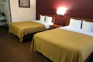 هتل Econo Lodge Inn & Suites Central