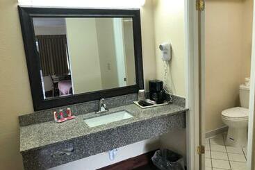 هتل Econo Lodge Inn & Suites Central