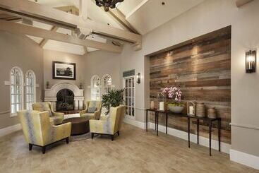 בית מלון כפרי Half Moon Bay Lodge