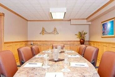 فندق Magnuson Grand Pioneer Inn And Suites