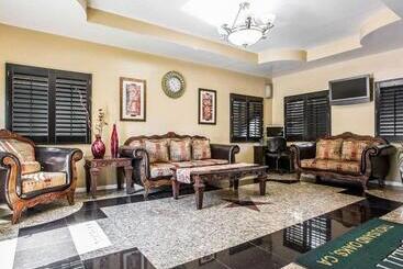 هتل Quality Inn & Suites Thousand Oaks   Us101