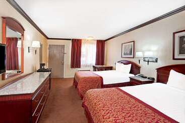 Отель Ramada By Wyndham Pasadena