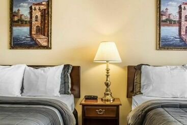 בית מלון כפרי Rodeway Inn Marshall Manor