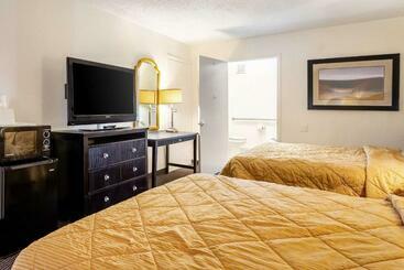 호텔 Rodeway Inn & Suites