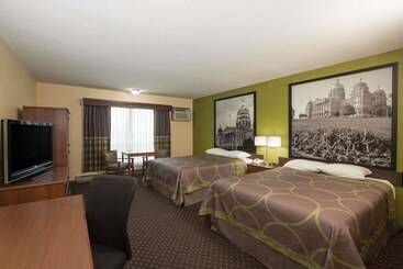 호텔 Super 8 By Wyndham Williams