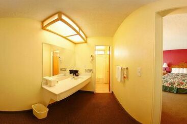 هتل Super 8 Oceanside Marty's Valley Inn