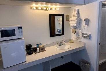 فندق على الطريق Budget Host Inn