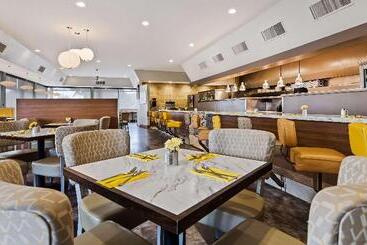 هتل Best Western Royal Sun Inn & Suites