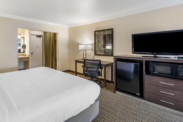 Отель Best Western Town & Country Lodge