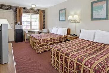 בית מלון כפרי Captain John Smith Inn Williamsburg