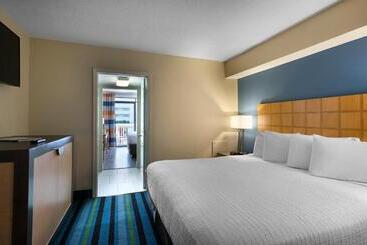 هتل Captain's Quarters Resort