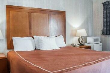 هتل Castle Inn & Suites Niagara Falls