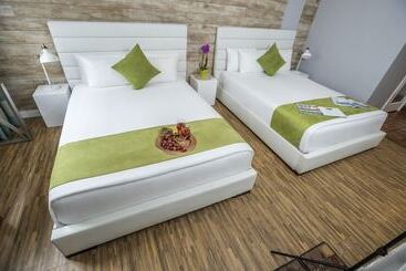 Chesterfield Hotel & Suites