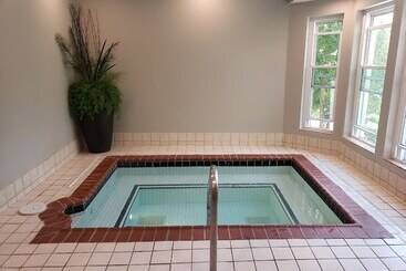 Club Hotel Nashville Inn & Suites