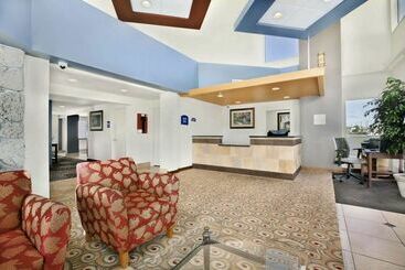 Howard Johnson Hotel & Suites By Wyndham Tacoma