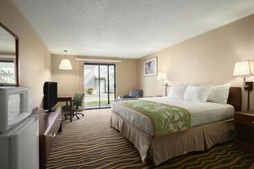 Howard Johnson Hotel & Suites By Wyndham Tacoma
