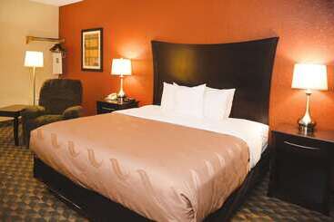 Отель Quality Inn & Suites Ames Conference Center Near Isu Campus