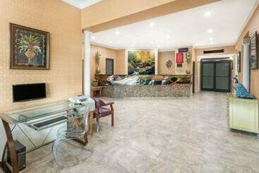 هتل Ramada By Wyndham Asheville Southeast