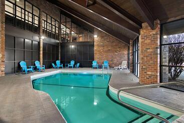 هتل Clarion Pointe Bloomington Normal Near I 55 And University