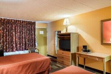 בית מלון כפרי Rodeway Inn University