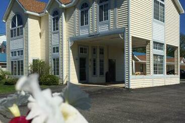 هتل Thunderbird Inn Of Mackinaw City