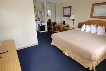 בית מלון כפרי Thunderbird Inn Of Mackinaw City