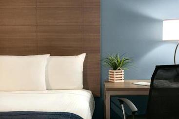 Отель Torch Lite Inn At The Beach Boardwalk