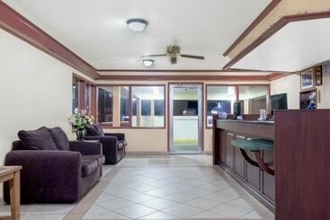 هتل Travelodge By Wyndham Dodge City