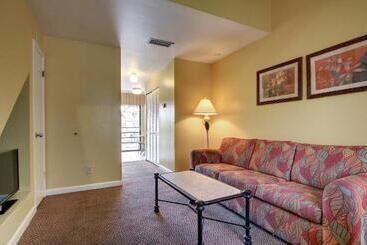 酒店 Waterside Suites & Marina