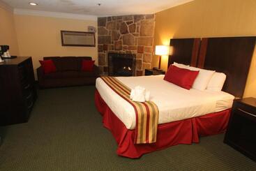 فندق Black Bear Inn & Suites