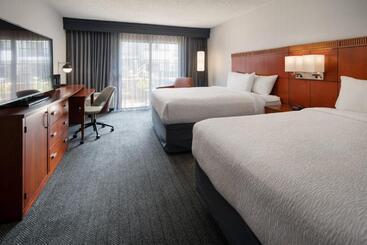 فندق Courtyard By Marriott Fresno