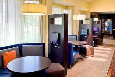 فندق Courtyard By Marriott Lincroft Red Bank